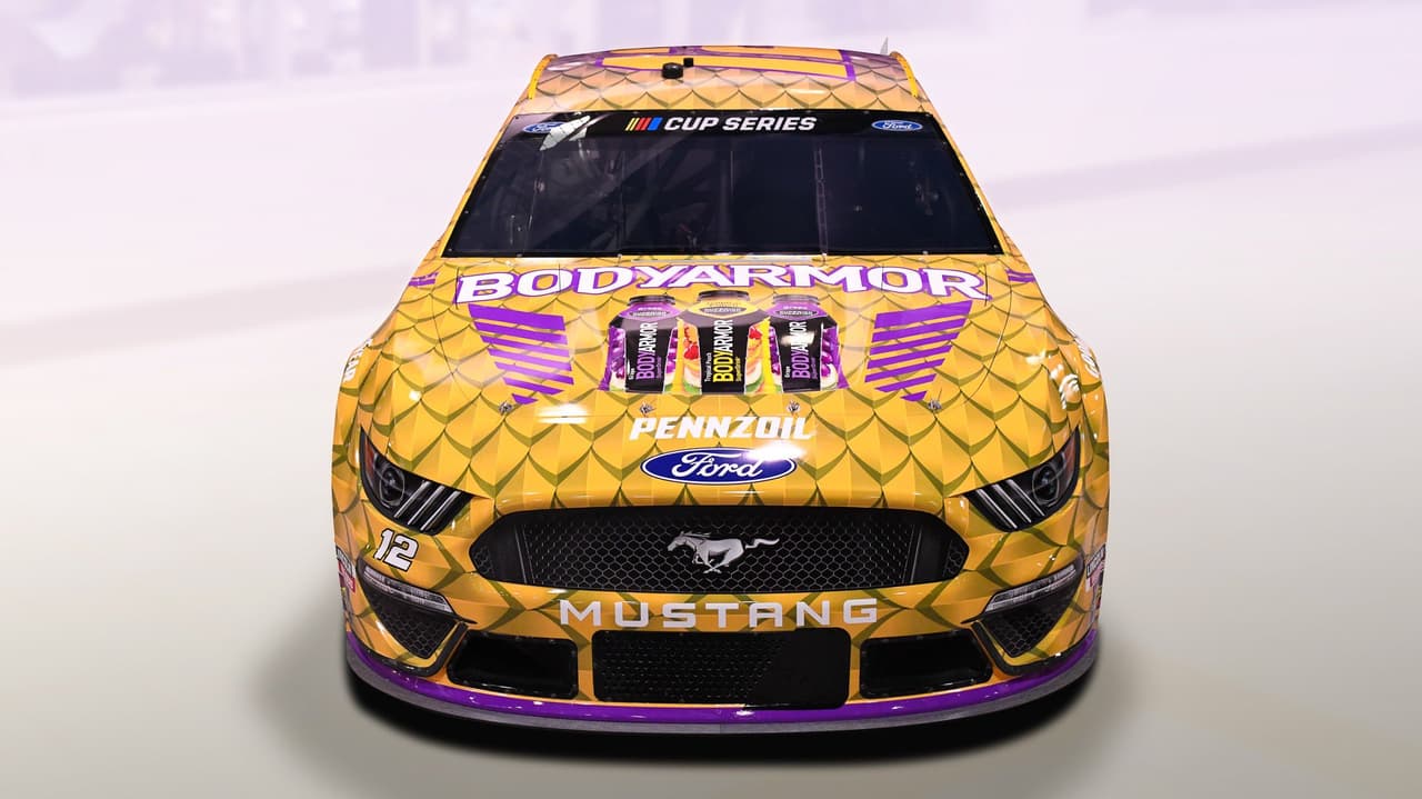 Daniel Suárez, piloto mexicano de la NASCAR, usará botas y guantes para rendir homenaje a Kobe Bryant.