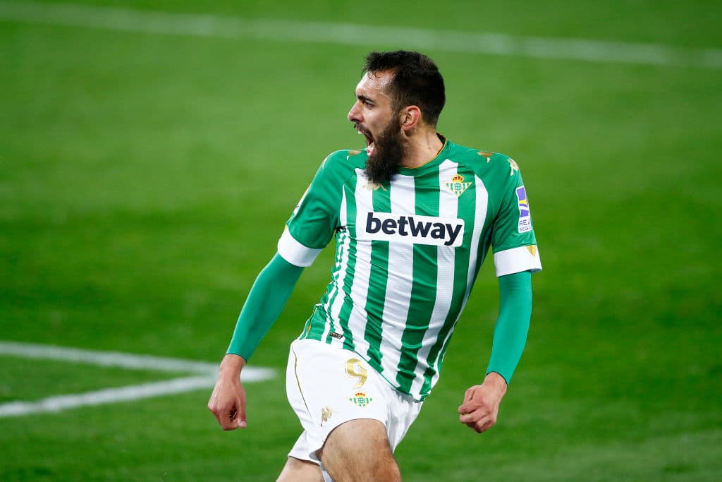 Borja Iglesias le da la victoria al Real Betis, al minuto 79, ante el Osasuna. El marcador final fue 1-0 durante la Jornada 21 en LaLiga; Andrés Guardado estuvo banca, mientras que Diego Lainez estuvo ausente debido a dar positivo por Covid-19.