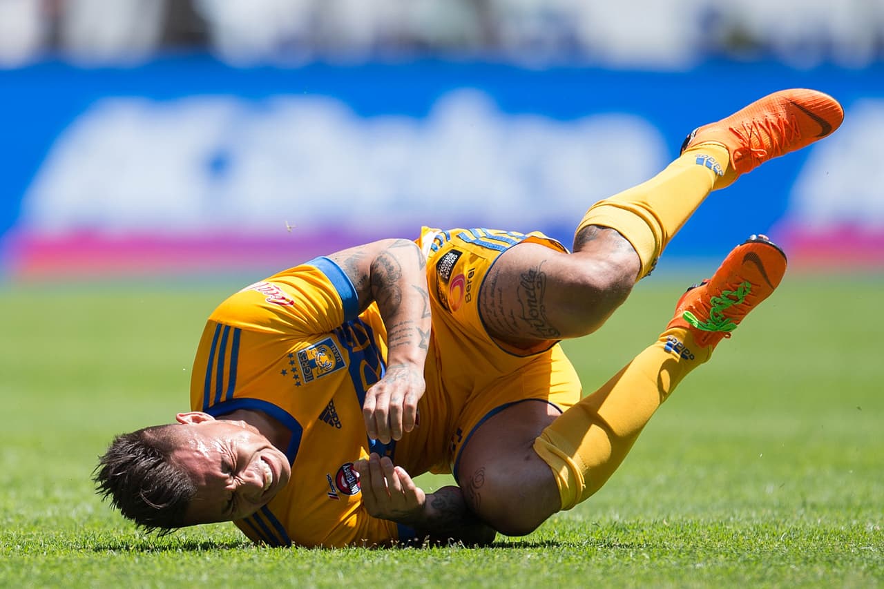 En los primeros minutos del encuentro Tigres tuvo el contro de las acciones y Alfredo Talavera tuvo que salvar su marco en par de ocaciones.