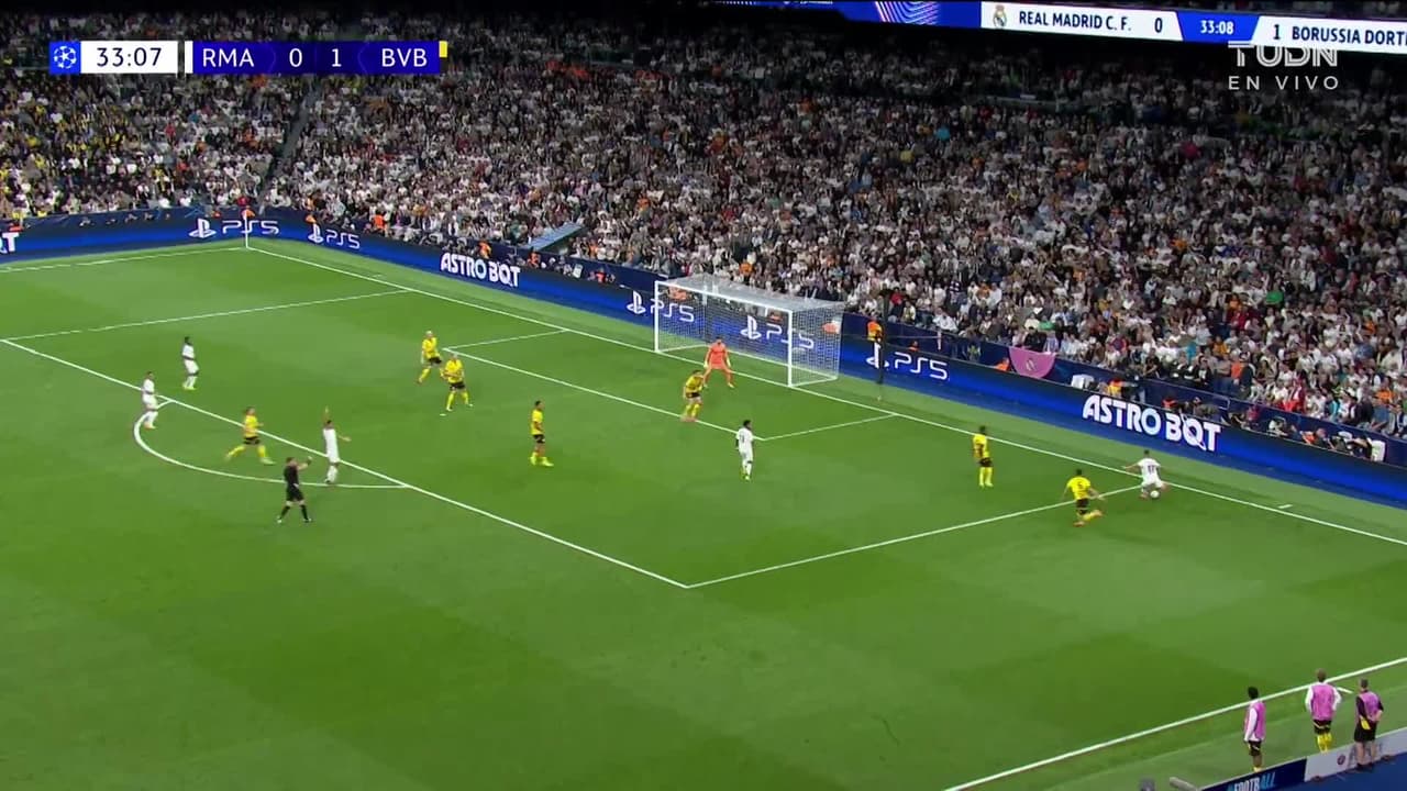 ¡GOL!  anota para Borussia Dortmund. Jamie Gittens