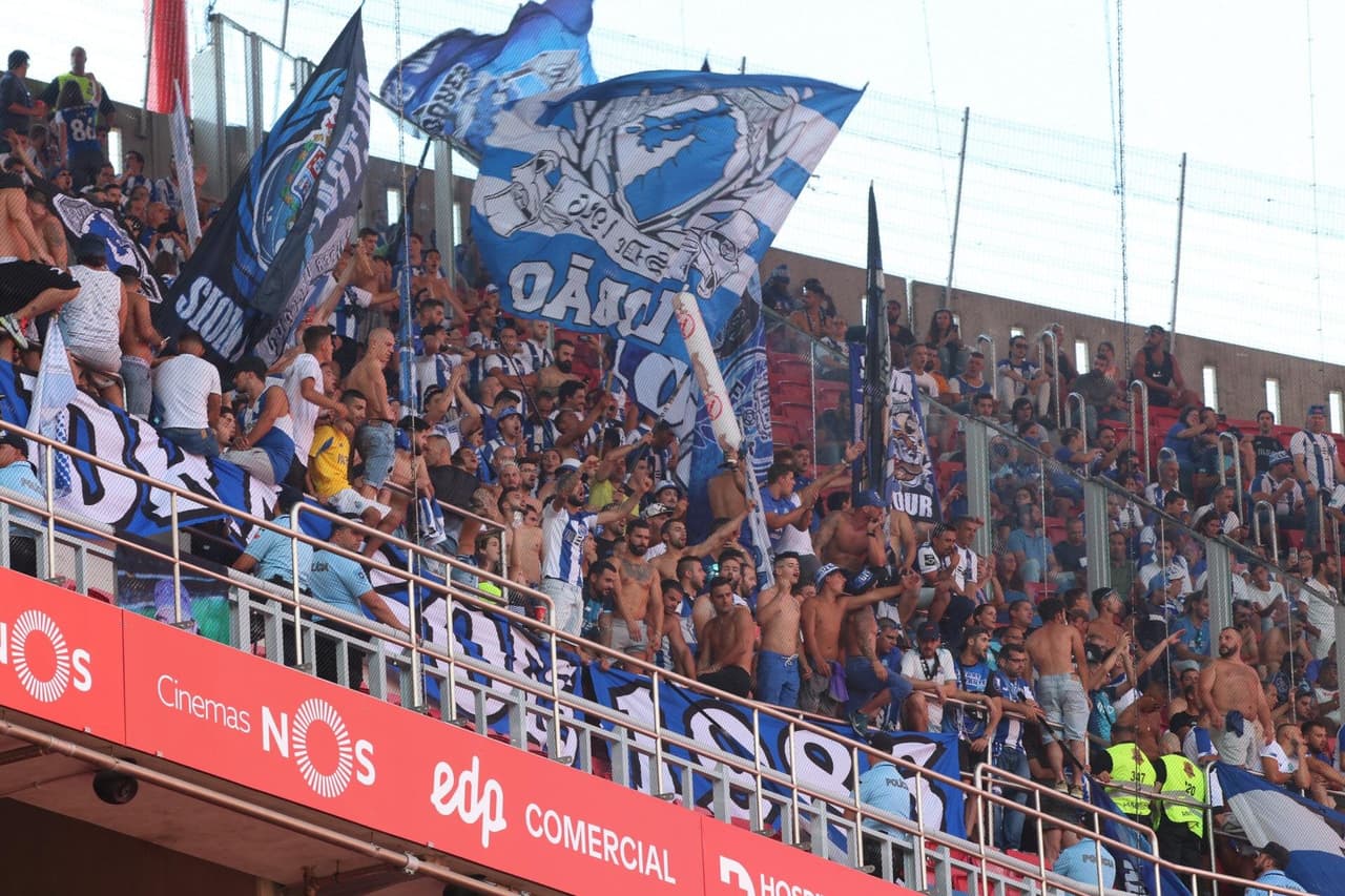 Porto conquistó Lisboa y venció 2-0 al Benfica para alcanzarlo en la cima de la clasificación. Marega y Zé Luís anotaron, mientras que Jesús Corona jugó todo el partido.