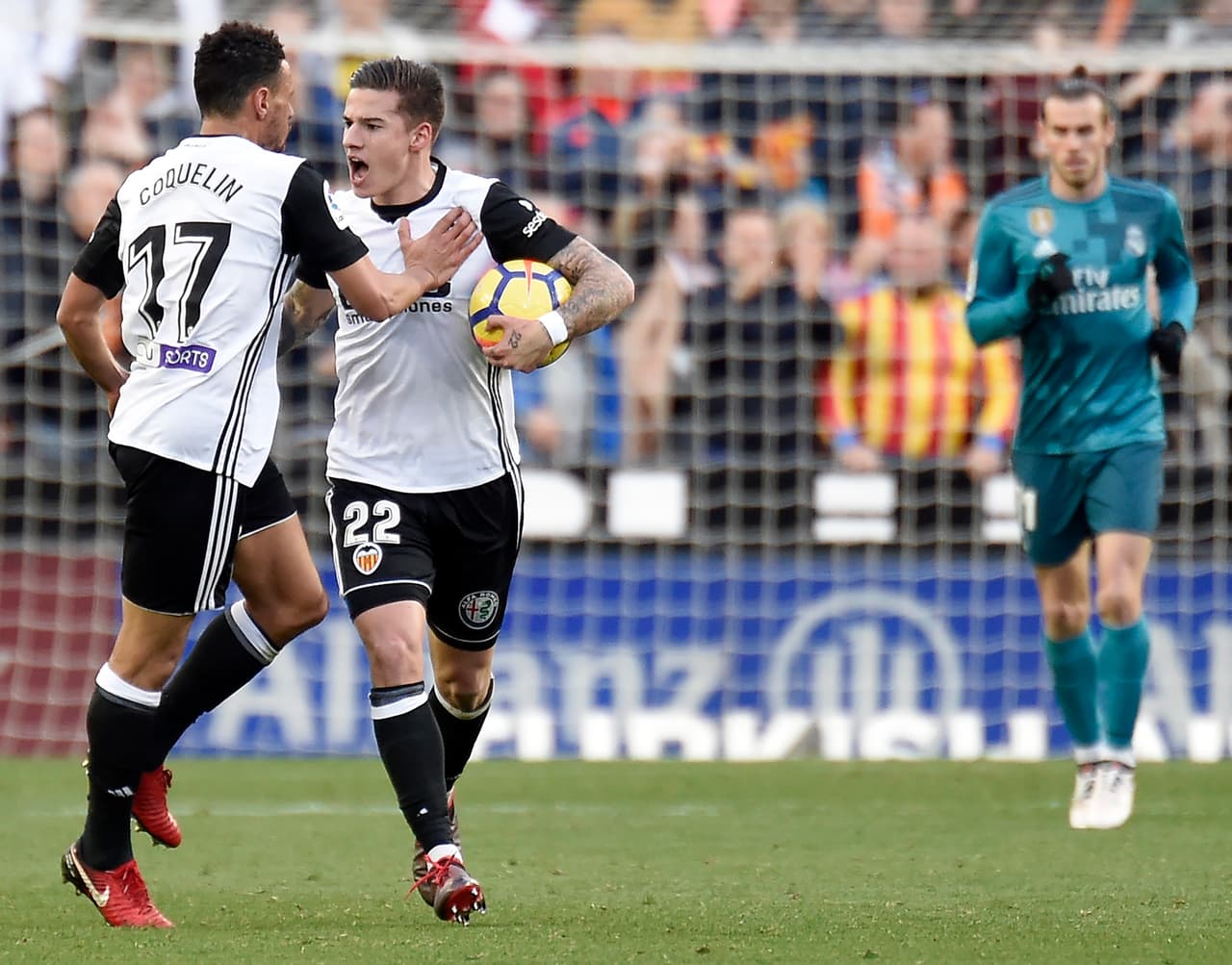 La segunda parte empezó con buen ritmo por parte de ambos conjuntos, ya que ante a las urgencias del Valencia se presentaban las opciones visitantes de cerrar el encuentro con un tercer gol.
