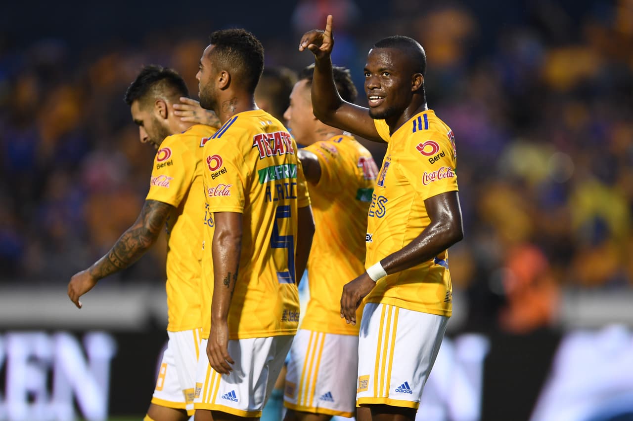 Y las cosas no mejoraron para la visita. Tigres se adelantó 2-0 a los 21 minutos gracias a un remate en el área del ecuatoriano Enner Valencia, aquí festejando.