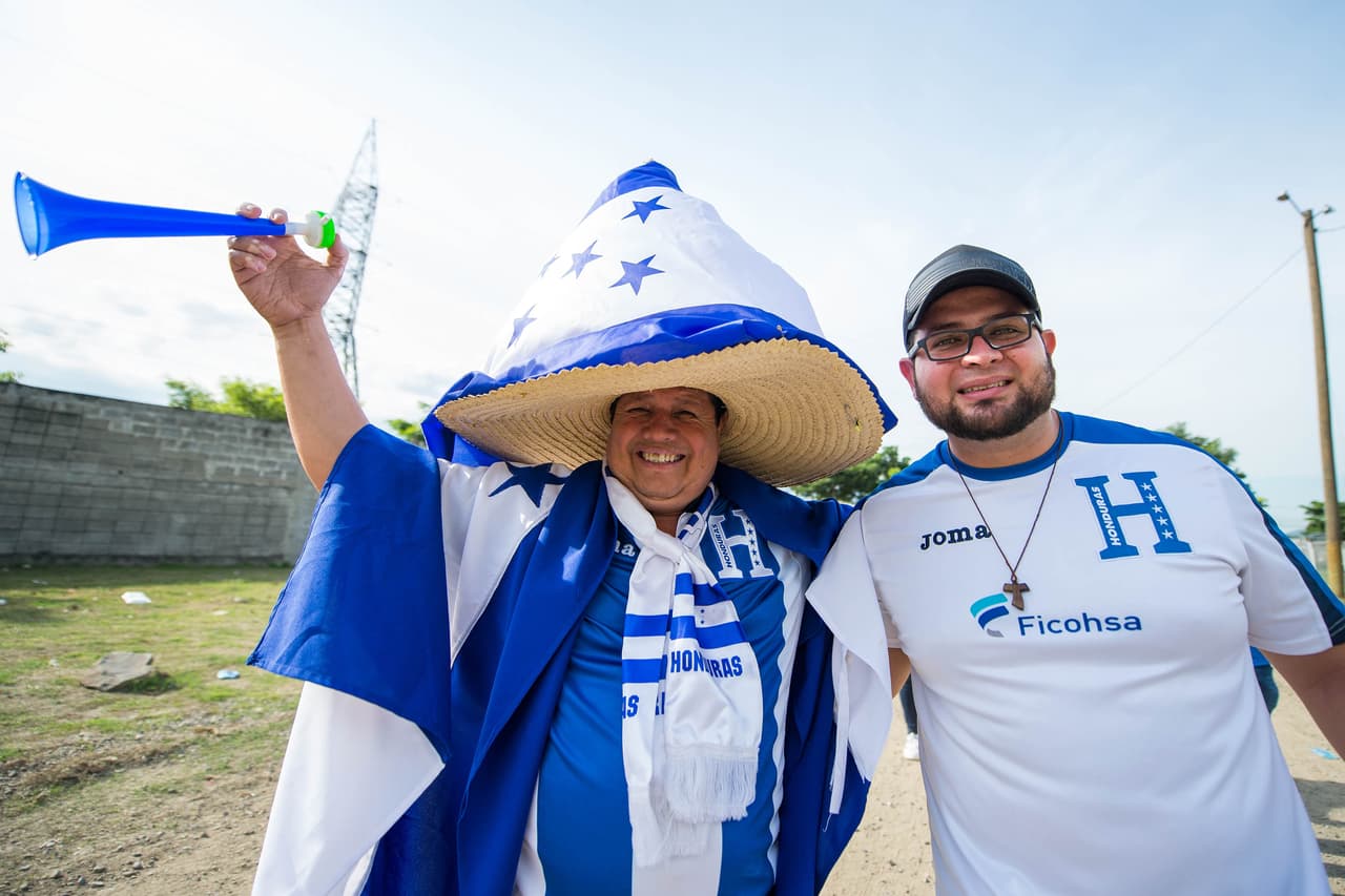 La afición hondureña hizo su parte llenando el Olímpico Metropolitano con banderas, disfraces, trajes típicos y mucha pasión para apoyar a su selección en contra de México.