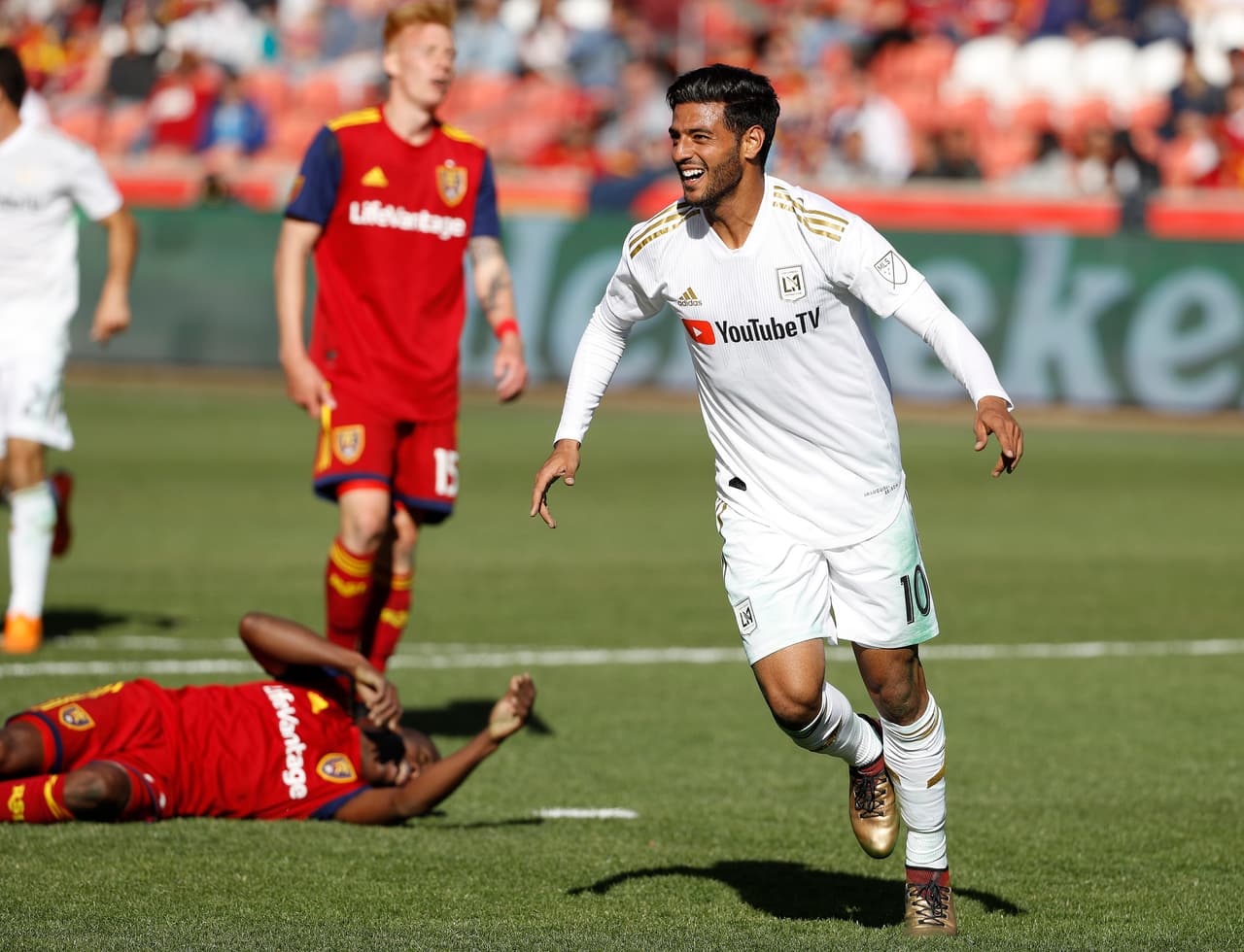 Dentro de la comunidad hispana de Los Ángeles la llegada de Vela fue un punto de quiebre, ya que algunos se fueron con los hermanos Dos Santos (Galaxy) y otros con él (LAFC).