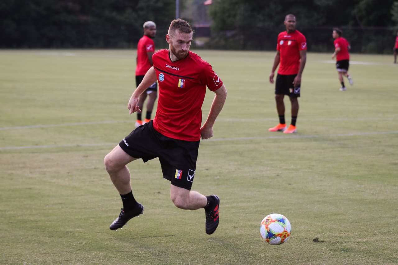 La Selección de Venezuela cerró su preparación de cara al duelo que sostendrá este miércoles en Mercedes-Benz Stadium en Atlanta ante México, en choque que le sirve de preparación a ambas selecciones para la Copa América y Copa Oro respectivamente. La 'Vinotinto' acude a este cotejo con sus grandes figuras como Salomón Rondón, Josef Martínez, Roberto Rosales y Tomás Rincón, bajo la guía del técnico Rafael Dudamel.