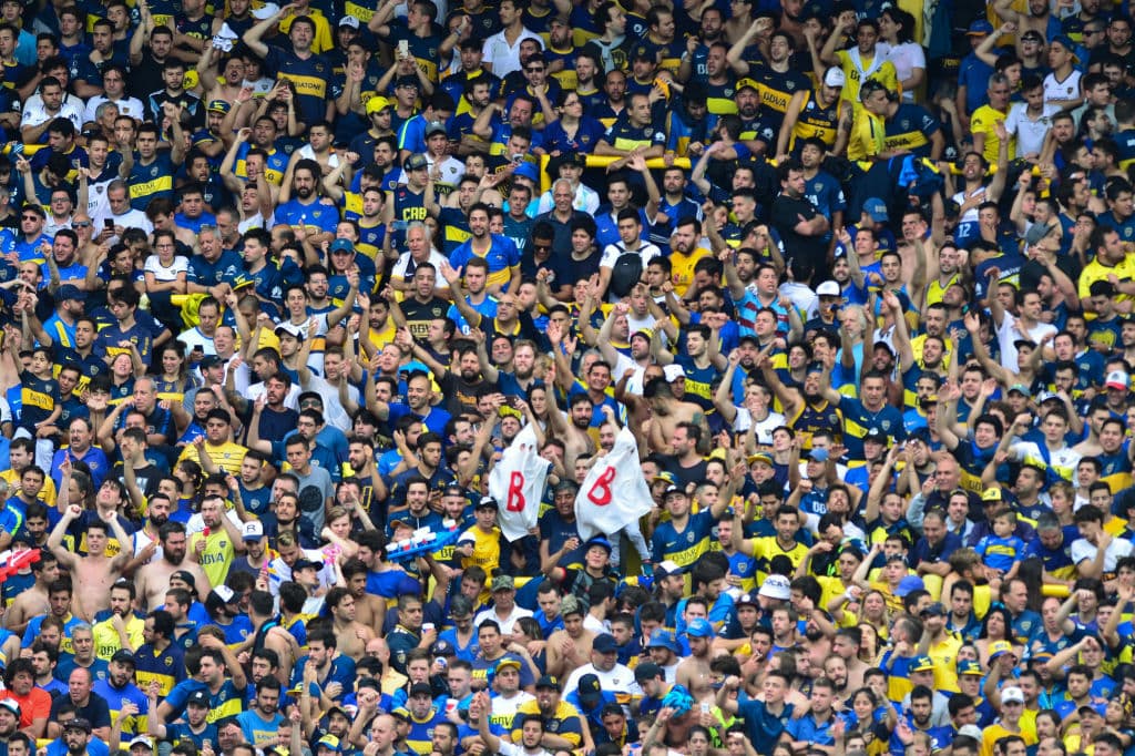 Los hinchas de Boca Juniors y River Plate viven con pasión la ida en la final de Copa Libertadores. Los xeneizes lo disfrutan en La Bombonera, mientras los 'millonarios' apoyan en el Monumental, pues no pueden ir al estadio de su rival.