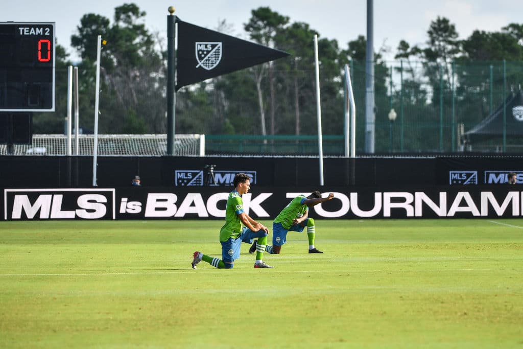 Chicago Fire marcó el 2-1 luego de recibir un balonazo de tiro de esquina. Mauricio Pineda apareció solo para definir al segundo palo.