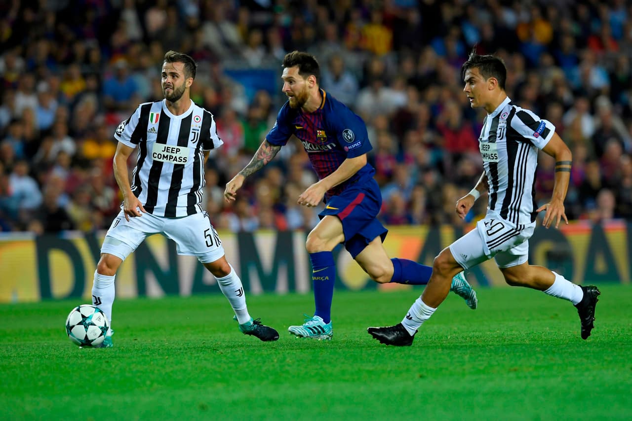 En el final del primer tiempo, Messi aprovechó los espacios y generó un ataque fulminante, en el que encontró como socio al uruguayo Luis Suárez.