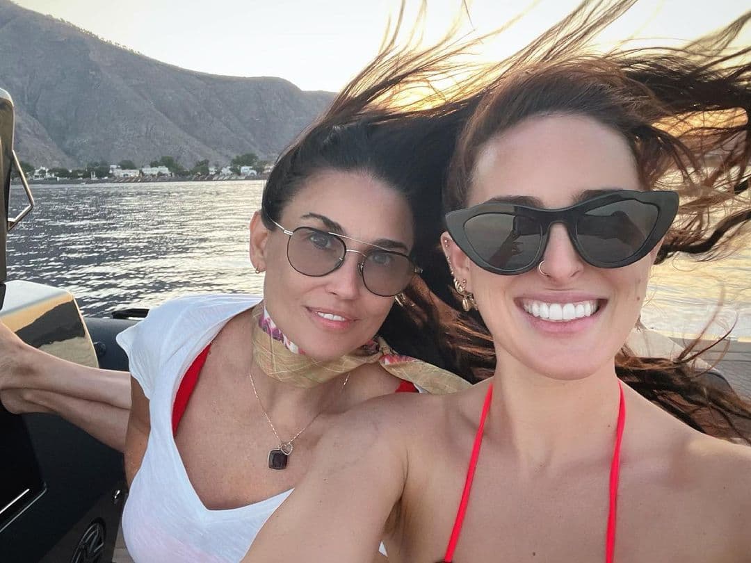 Durante las últimas dos semanas, la actriz, de 58 años, ha tomado el sol de Santorini con su hija Rumer Willis.
