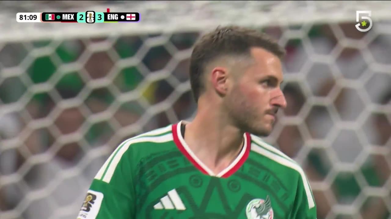 ¡Santi Gimenez por encima del arco! El Bebote impacta y México va con todo