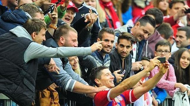 Robert Lewandowski hizo lo propio tras celebrar con la la afición del Bayern Munich.