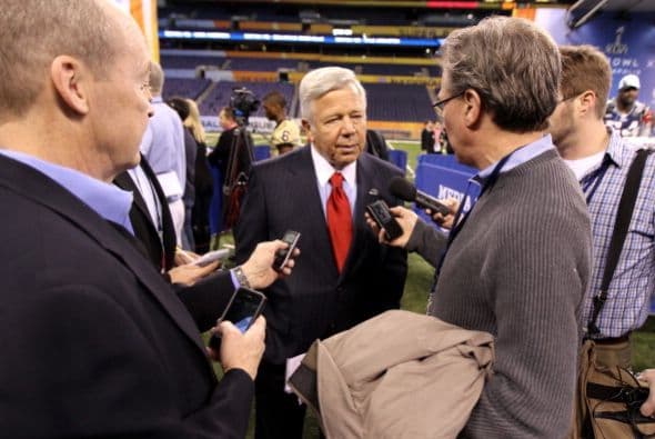 Robert Kraft, dueño de los Patriots, respondió algunas preguntas.