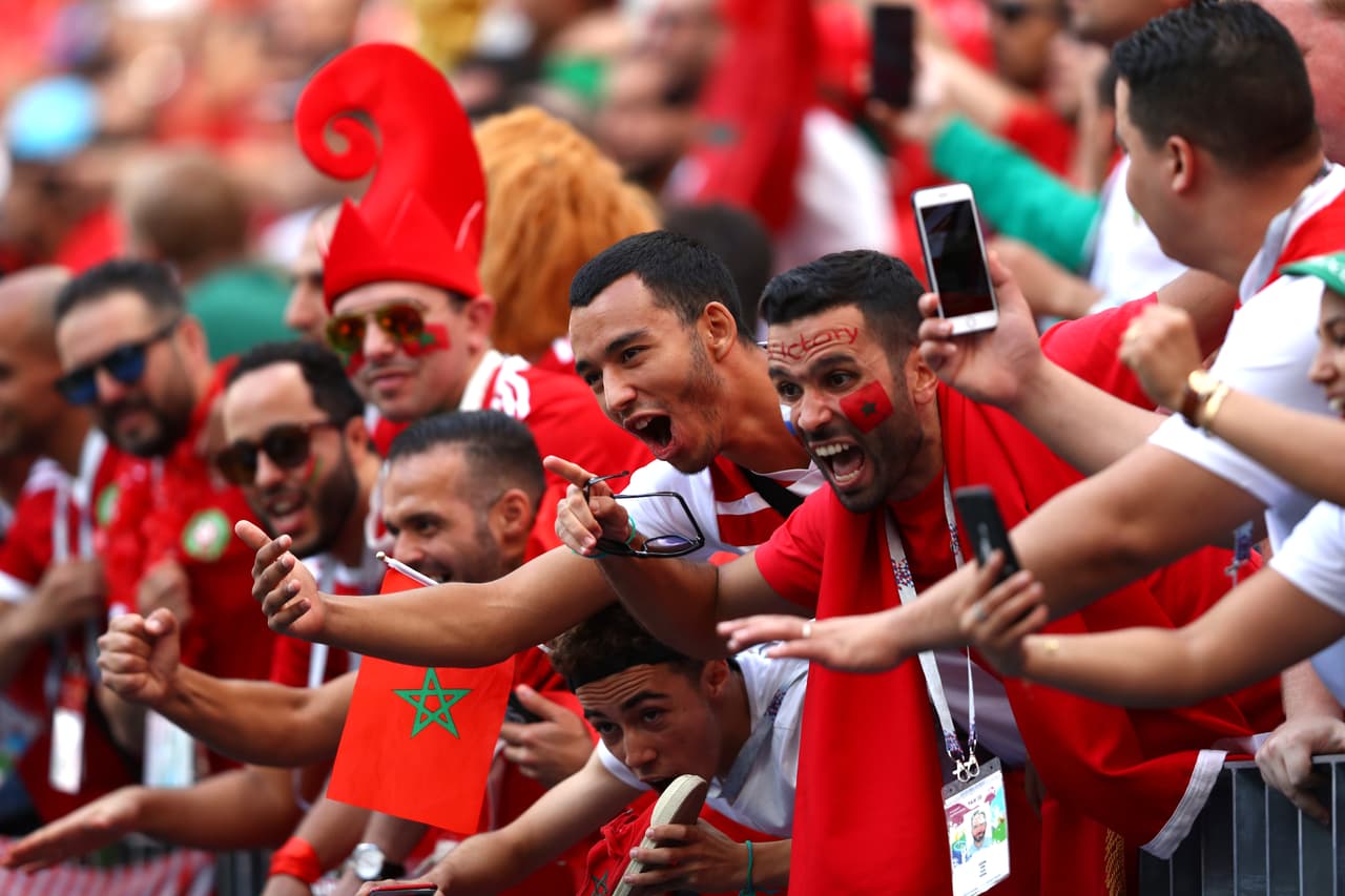 Las máscaras y demás atuendos de los fanáticos hacen parte del colorido en la fiesta del partido entre Portugal y Marruecos en la segunda fecha del grupo B del Mundial de Rusia 2018.