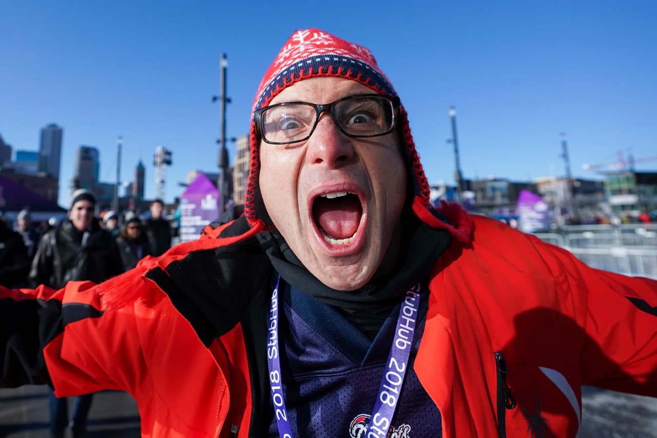 ¡Todo listo en el U.S. Bank Stadium para el Super Bowl LII! Los Patriots y los Eagles jugarán por el título de la NFL y ni siquiera las bajas temperaturas reducen la pasión de los miles de aficionados que ya están en el estadio.