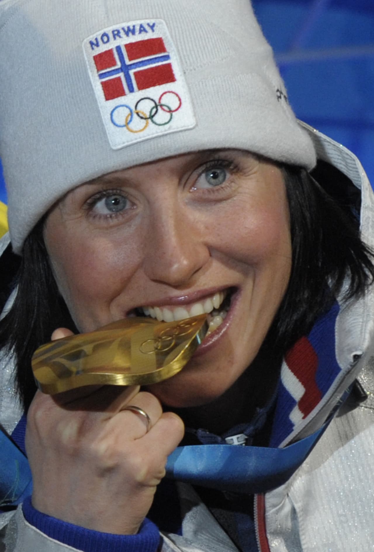 Además, ganó una medalla de plata y otra de bronce. Este fue su festejo cuando dominó el skiatlón.