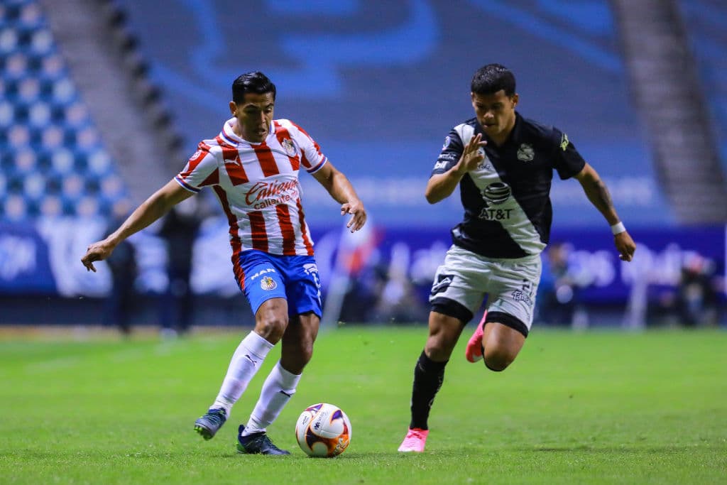 El Rebaño tuvo la primera de peligro en los botines de Oribe Peralta, Jesús Molina cobraba un penal y el gol no llegaba. Ormeño (38’) abrió el marcador con un soberbio testarazo y Miguel Ángel Ponce (47’) emparejó los cartones. En la J2, Puebla y Chivas se medirán a Cruz Azul y Toluca, respectivamente.