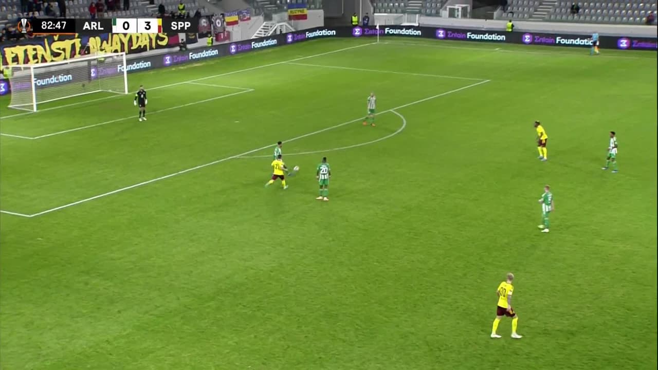 ¡GOL!  anota para Aris Limassol. Leo Bengtsson