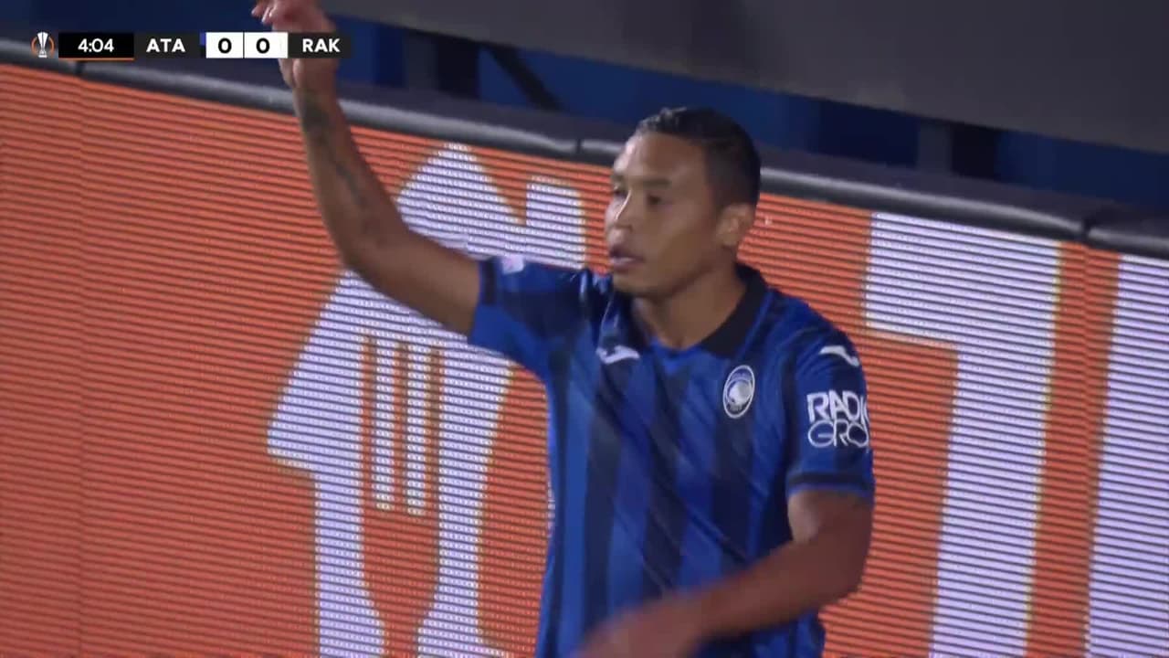 ¡TIRO ATAJADO! disparo por Luis Muriel.