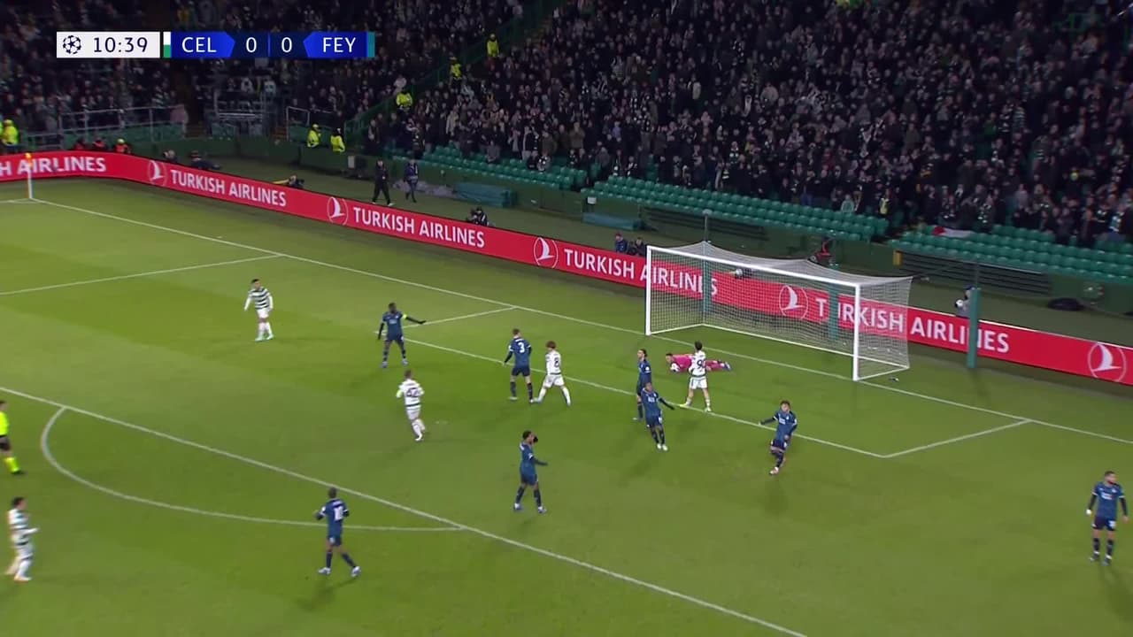 ¡TIRO ATAJADO! disparo por Callum McGregor.