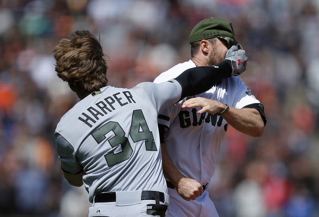 Bryce Harper y Hunter Stickland se enfrascaron en una aparatosa pelea en la alta de la octava entrada.