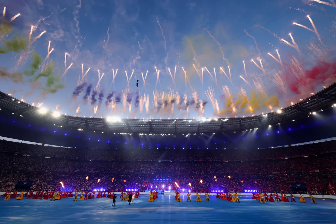 <b>Camila Cabello </b>contagió con la
<b>fiebre latina</b> a los asistentes al Stade de France de París, quienes disfrutaron la final de la
<b> Liga de Campeones</b>.
<br>