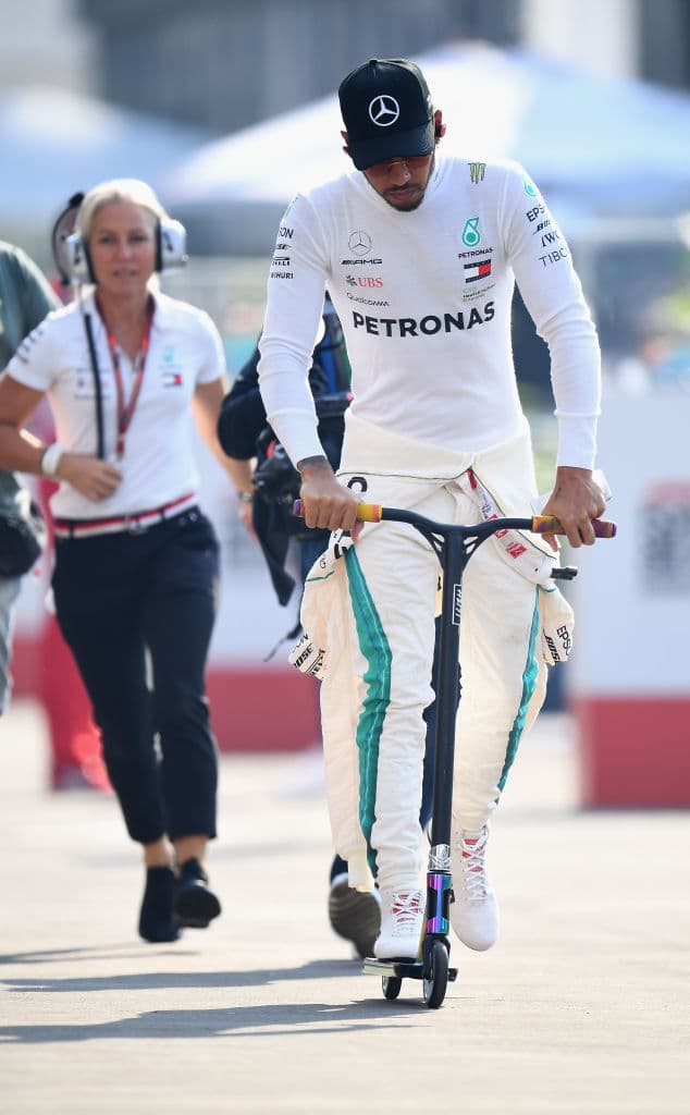 Un par de horas antes que los autos salieran a pista, el líder del campeonato mundial de pilotos Lewis Hamilton dio una vuelta en monopatín por el circuito del Autódromo Hermanos Rodríguez.