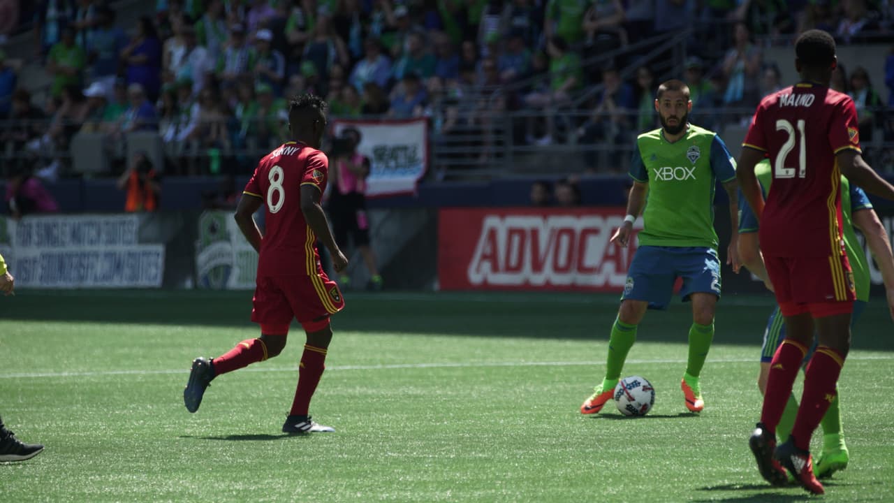 Partido de su equipo contra Real Salt Lake por la MLS. Clint tuvo varias oportunidades de gol, desperdició un penalti y fue sustituido.