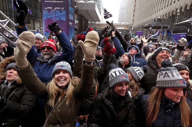 ¡Todo listo en el U.S. Bank Stadium para el Super Bowl LII! Los Patriots y los Eagles jugarán por el título de la NFL y ni siquiera las bajas temperaturas reducen la pasión de los miles de aficionados que ya están en el estadio.