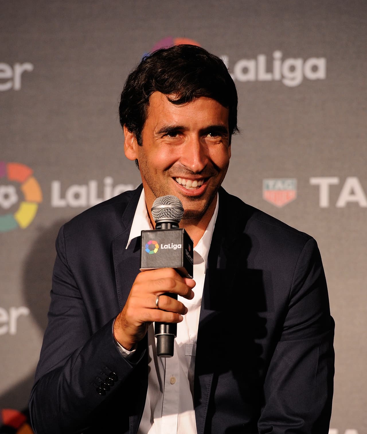 "Para mí fue mi ídolo futbolístico. Cuando era pequeño quería haer sus jugadas en el Mundial 86, quería marcar los goles que hacía. Es el jugador que más admiración me ha generado en el campo": Raúl González.