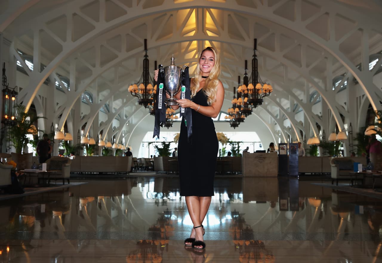 Dominika Cibulkova es una eslovaca de 27 años que se impuso ante la número uno del mundo, la alemana Angelique Kerber, en el Tour Championships, certamen que reunió a las 8 mejores jugadoras del año. Su triunfo la pone como firme competidora en el panorama para la temporada de 2017. Su talento, belleza y carisma darán de qué hablar.