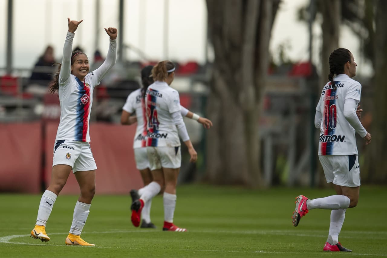 Las Chivas no se tocan el corazón y golean a las Diablas del Toluca para asegurar su lugar en la cima del torneo.
