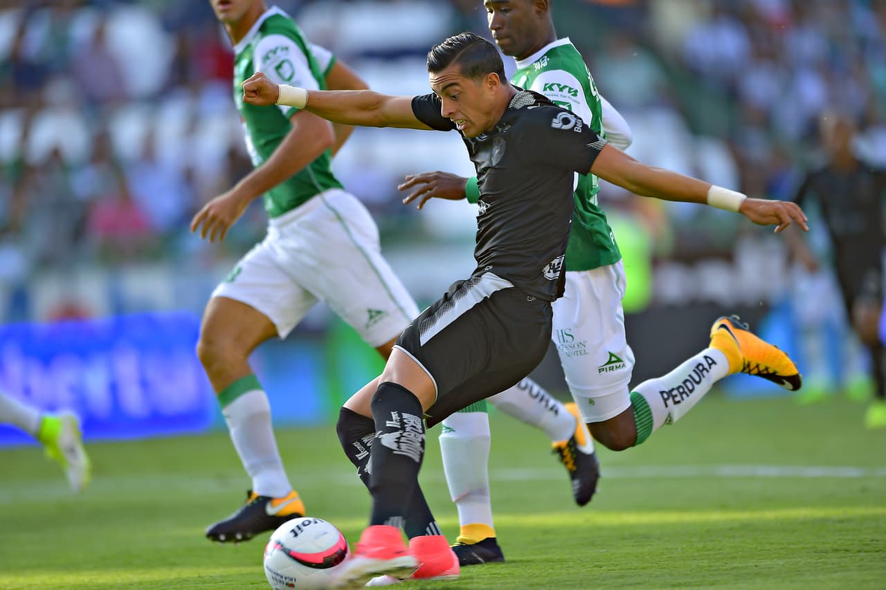 Apenas iniciaba el encuentro y Rogelio Funes Mori abrió el marcador con un tiro de izquierda.