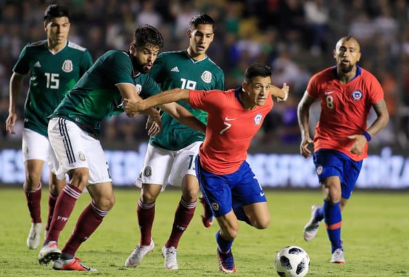 . El chileno, ex Barcelona y Arsenal, fue fichado por los Diablos Rojos por la escandalo cifra para evitar que llegara al Manchester City, según Paul Scholes.