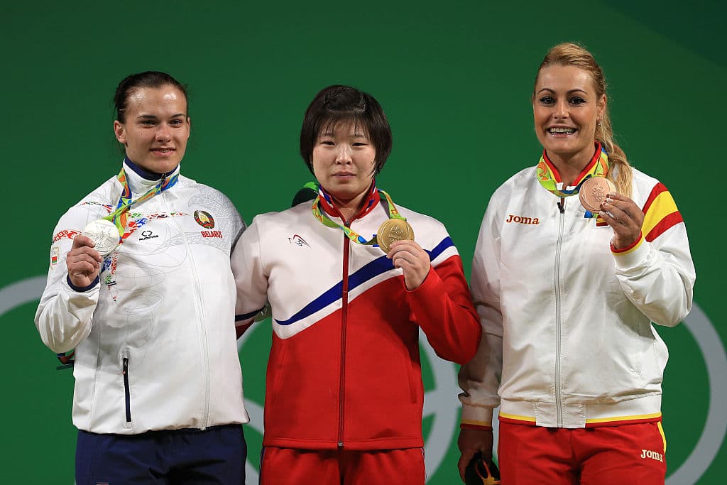 La norcoreana Rim Jong-Sim ganó oro en halterofilia categoría 75 kg. La bielorrusa Darya Naumava se hizo con la plata, mientras que el bronce fue para la española Lidia Valentín.
