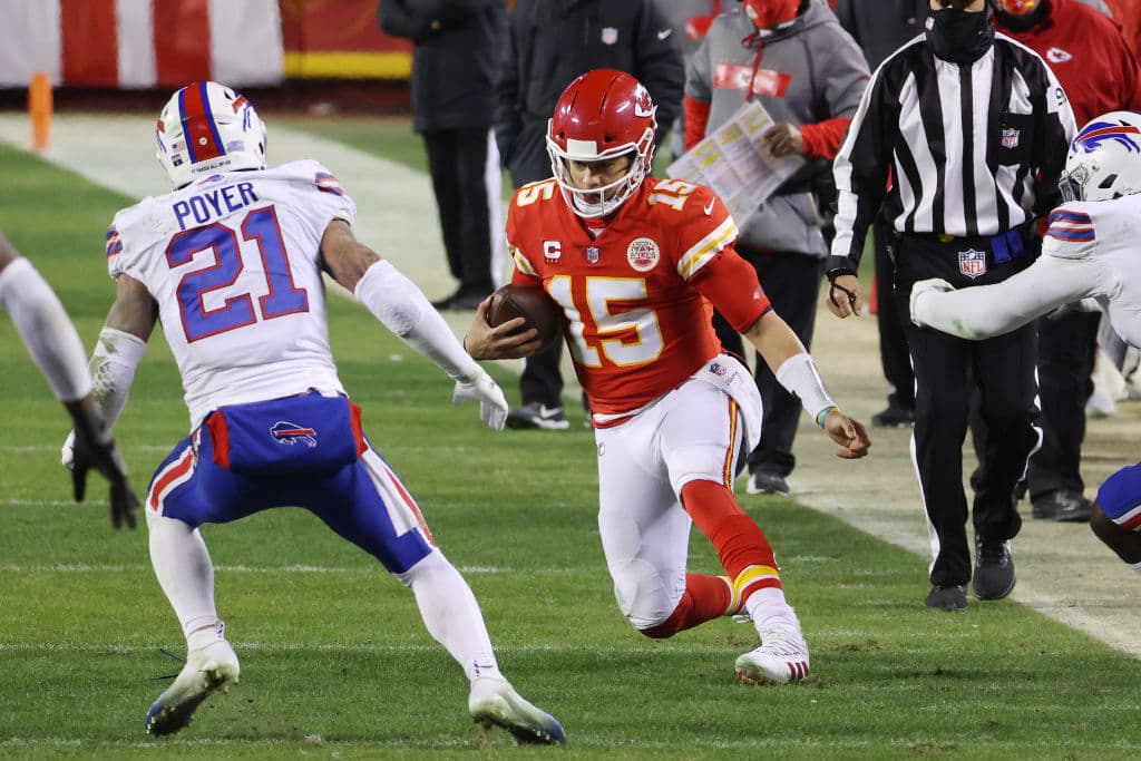 Patrick Mahomes tiene un partido sin errores Kansas City vence 24-38 en casa fente a los Buffalo Bills.