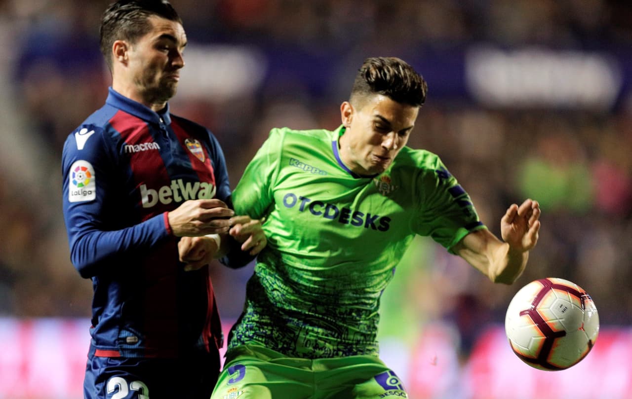 Desde el comienzo el partido fue muy complicado para el Betis. Aquí el defensa Marc Bartra peleando con el centrocampista del Levante David Remeseiro en juego de la Fecha 34 de La Liga.