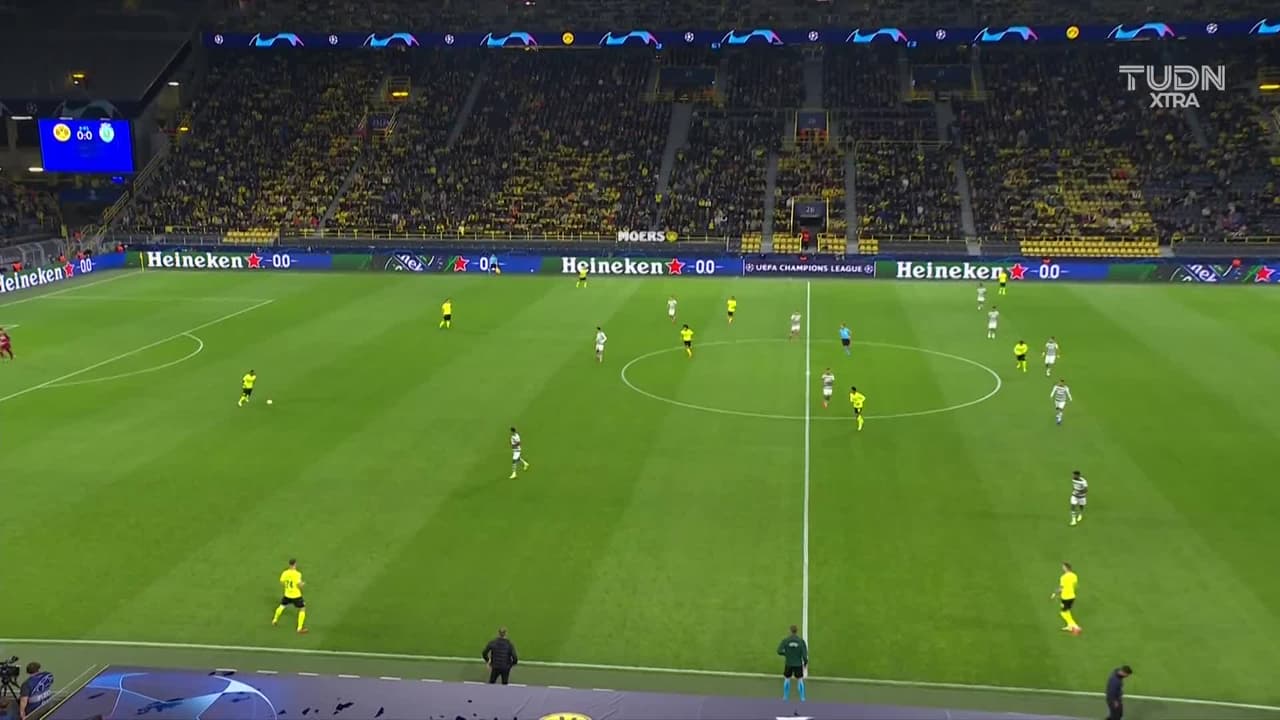Arranca el partido y la pelota está en juego.