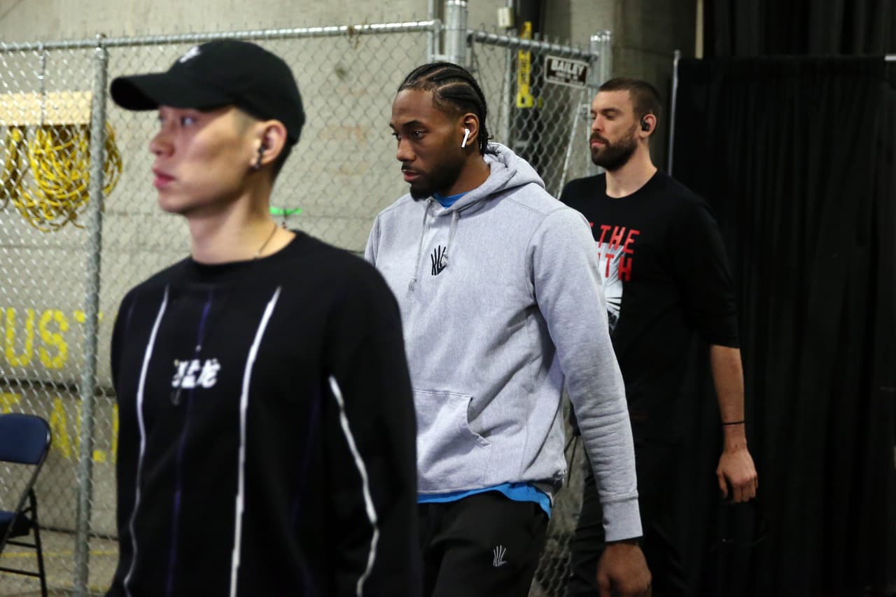 Los jugadores de Raptors y Warriors llegaron a Oracle Arena para la disputa del Juego 6 de las Finales NBA. Toronto busca destapar la champaña en patio ajeno y Golden State vivir un día más. Es el último partido NBA en la historia de Oracle Arena, en Oakland, ya que la temporada entrante el equipo se mudará al moderno Chase Center en San Francisco. Por ese motivo los aficionados acudieron a despedirse de la que ha sido su casa por más de cinco décadas.