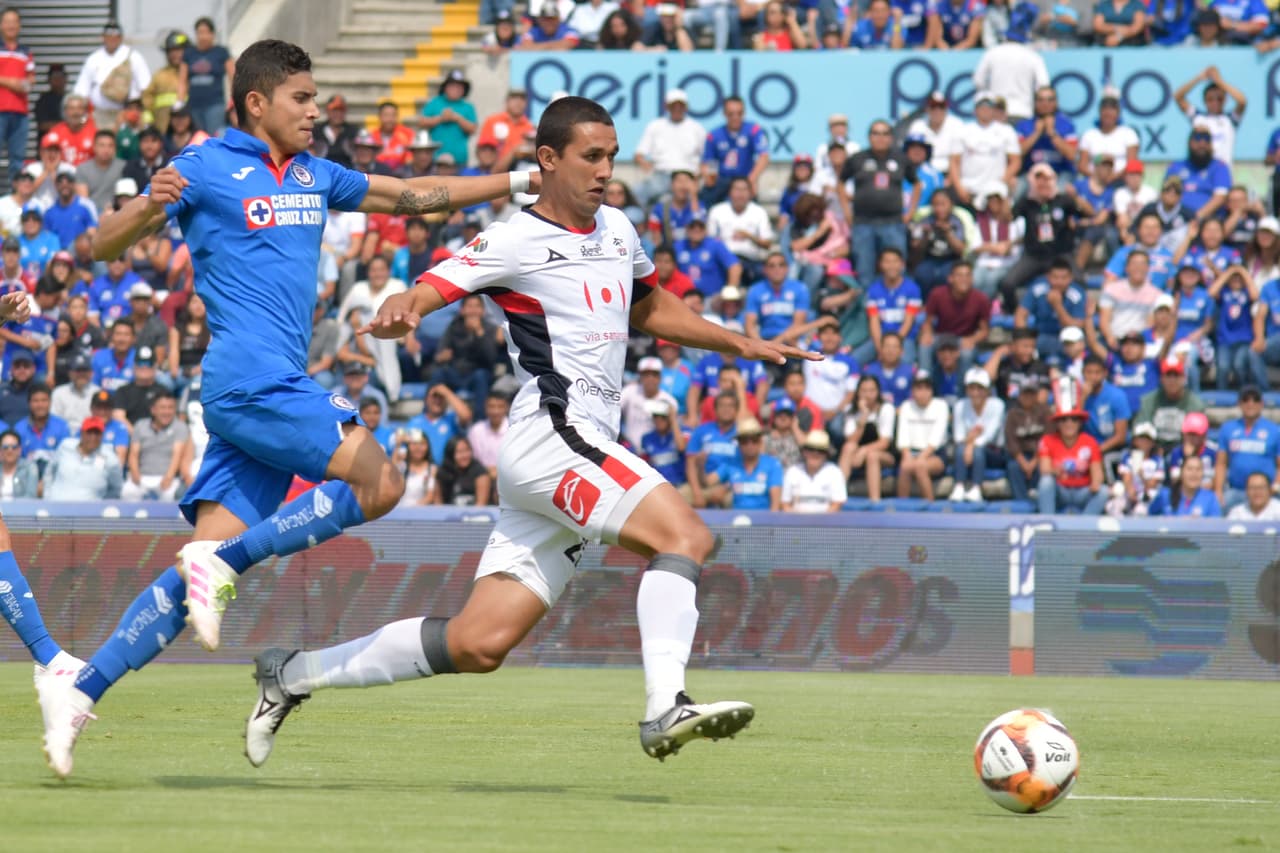 Muy a su manera, con limitaciones, Lobos BUAP trató de responder, aunque los ataques de los poblanos eran imprecisos y sin profundizar.