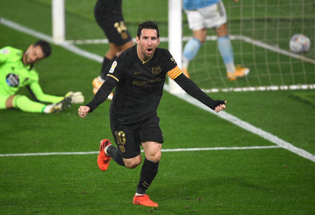 El astro argentino despachó a un par de zagueros, entre ellos al mexicano, para disparar a portería.