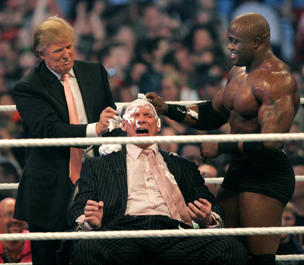 Wrestlemania suele tener invitados de alto reconocimiento y momentos memorables, uno de ellos en el que participó el ahora presidente de Estados Unidos, Donald Trump.