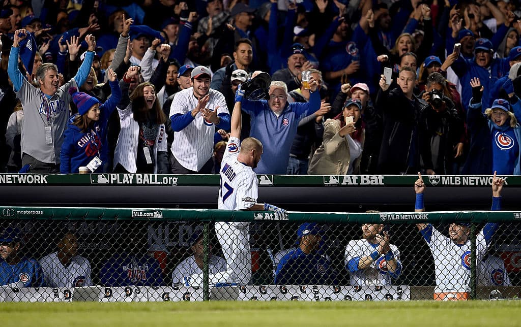 Travis Wood festeja su jonrón en la cuarta entrada.
