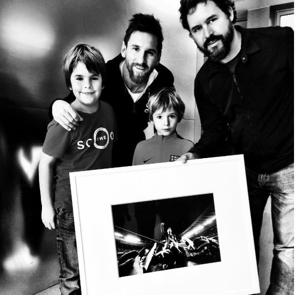 Lionel Messi y Santiago Garcés con su familia.