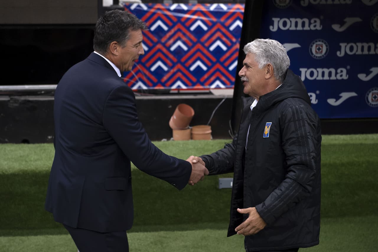 Así se saludaron Robert Dante Siboldi y Ricardo Ferretti.