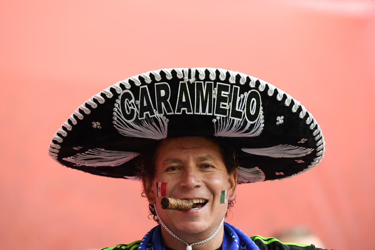 Y tampoco el sombrero típico de los ritmos más populares del país.