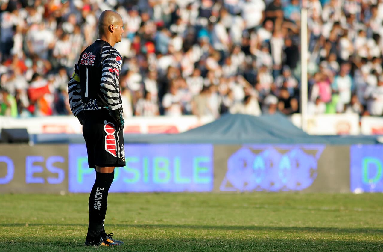 <b>#1 -</b>
<b>Club Pachuca: - </b>cuando el colombiano Miguel Calero falleció en el año 2012, el club Tuzo decidió retirar su dorsal como homenaje póstumo.