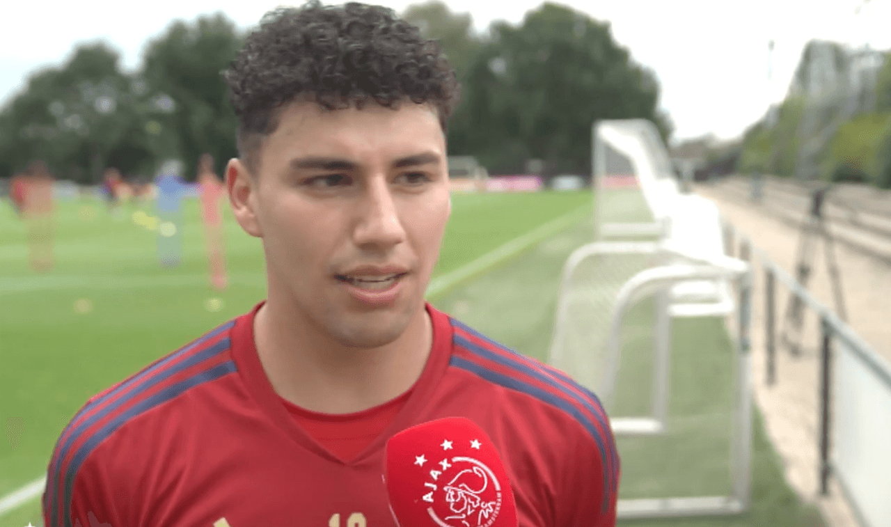 Jorge Sánchez cantó y bailó cumbia en Ajax tras debut en la Eredivisie