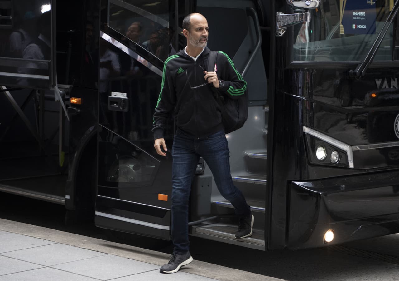 Los futbolistas de la Selección de México arribaron a la ciudad de Houston, donde el sábado entrante se medirán a la de Costa Rica para dirimir un boleto a las Semifinales de la Copa Oro 2019. Entre gritos, porras y mucho entusiasmo, la afición recibió de esta manera a los seleccionados mexicanos.