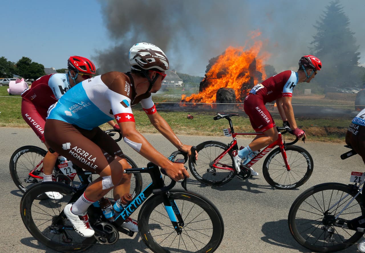 Una parte del pelotón pasa por en frente de una pila de pacas de paja siendo incendiadas. Un detalle que no pudieron pasar por alto los ciclistas que pasaron por allí en ese instante.